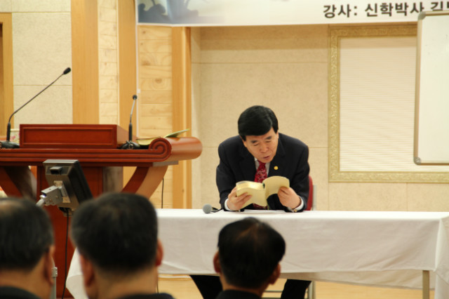 ▲성경을 찾아 대답해주는 김노아 목사