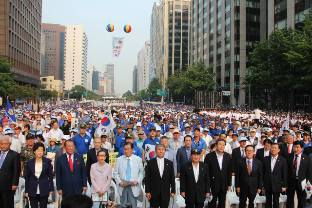 ▲8월 15일 서울 청계광장에는 대한민국 건국 67주년을 기념하기 위해 약 5,000여명의 국민이 모였다. ⓒ크리스천월드