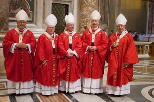 ▲자주빛과 붉은빛 옷을 입고 있는 로마 카톨릭의 사제들