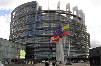 바벨론을 재건하겠다는 유럽연합의 의지를 보여주는 포스터와 바벨탑을 본떠 만든 유럽연합의회 건물