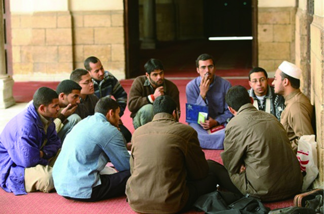 이슬람 사원에서 이맘의 지도를 받는 무슬림 청년들. ⓒFM국제선교회 제공