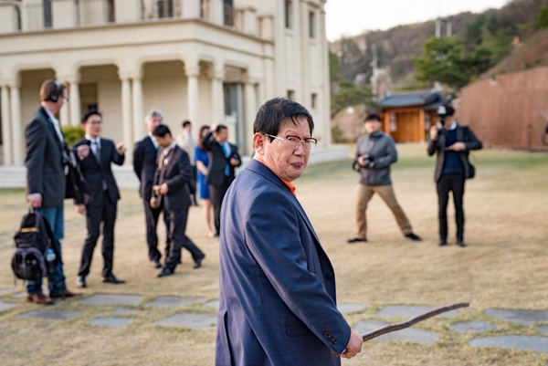 △Shinchonji founder, Lee Man-hee gives a personal tour of the grounds at his group's mansion, which his followers call "the peace palace," to The World's Matthew Bell. The location is in the hills outside of the South Korean capital, Seoul. Credit: Steve Smith