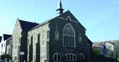 남부 웨일즈스 스완지의 김리교회가 팔려서 이슬람 식당으로 변했다. 종탑 위에 십자가 있던 자리가 선명하다. ⓒFM국제선교회