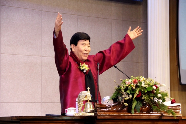 △김노아 총회장이 ‘시작이 좋아야 끝이 좋다’는 설교를 통해 축복하고 있다.